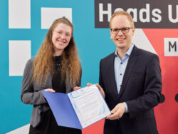 Foto von Jens Brandenburg und Vertreterin der Hochschule Oldenburg bei der Zertifikatsübergabe beim U:FF 23