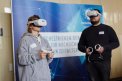 Foto von Besucher:innen mit VR-Brillen beim U:FF 23