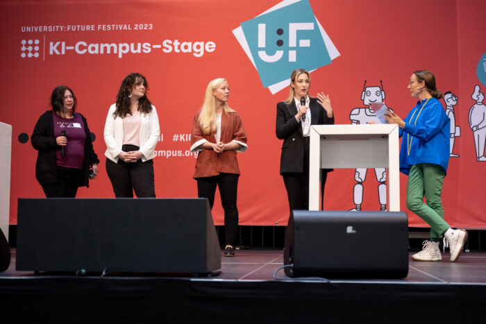 Moderatorin und vier weitere Personen auf der KI-Campus-Stage beim U:FF 2023